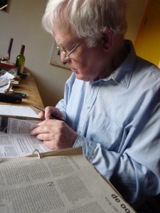 Rob van Altena bezig met archivering van de ordners met kranteknipsels van Joep over vaders  bij Joep Zander thuis